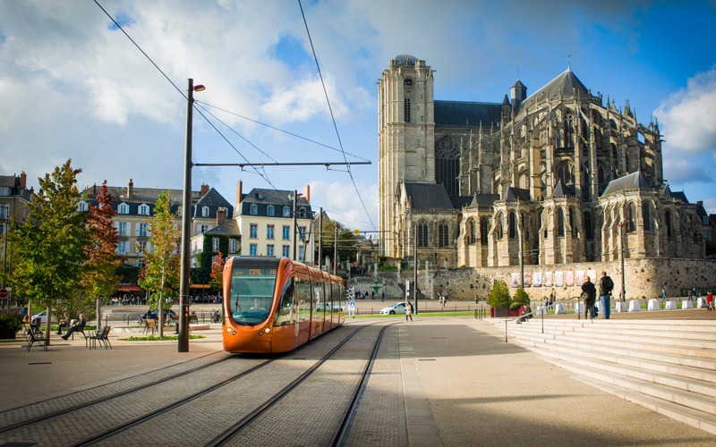 tramway passant à coté de la cathédrale du mans